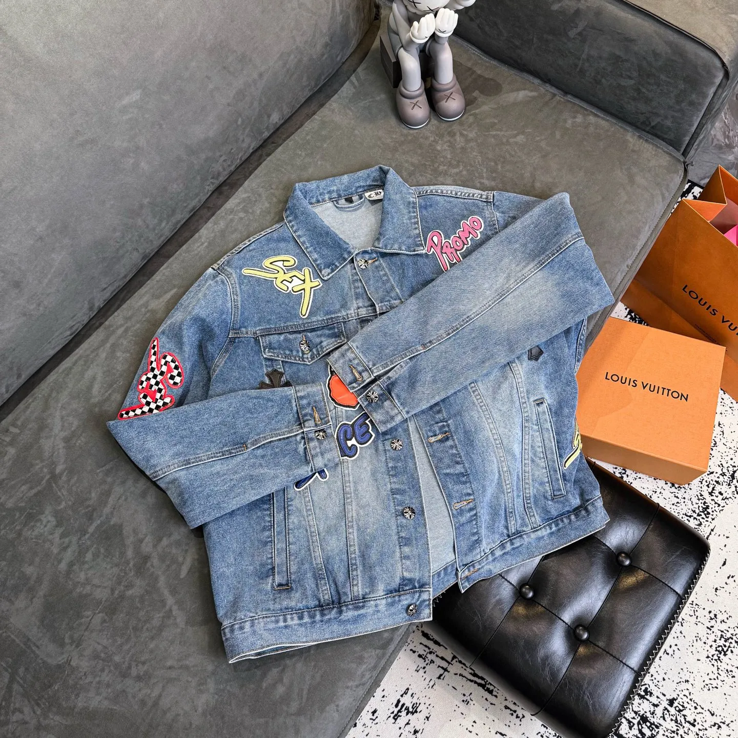 P350 ChromeHearts/Cro Hearts Cartoon Letter Chapter Cross Piece Leather Denim Jacket If you are obsessed with ChromeHearts, you can check it out. The same style for celebrities. Chrome Hearts is a very representative shirt jacket. The upper body of both men and women is really amazing, and it is also the same style as Yu Shuxin Angelababy! Recommended loose style for girls, super sweet! As soon as you go out, you will turn heads‼ ️This jacket is really eye-catching (the same style of pants is available) Color: light blue Size: S M L XL